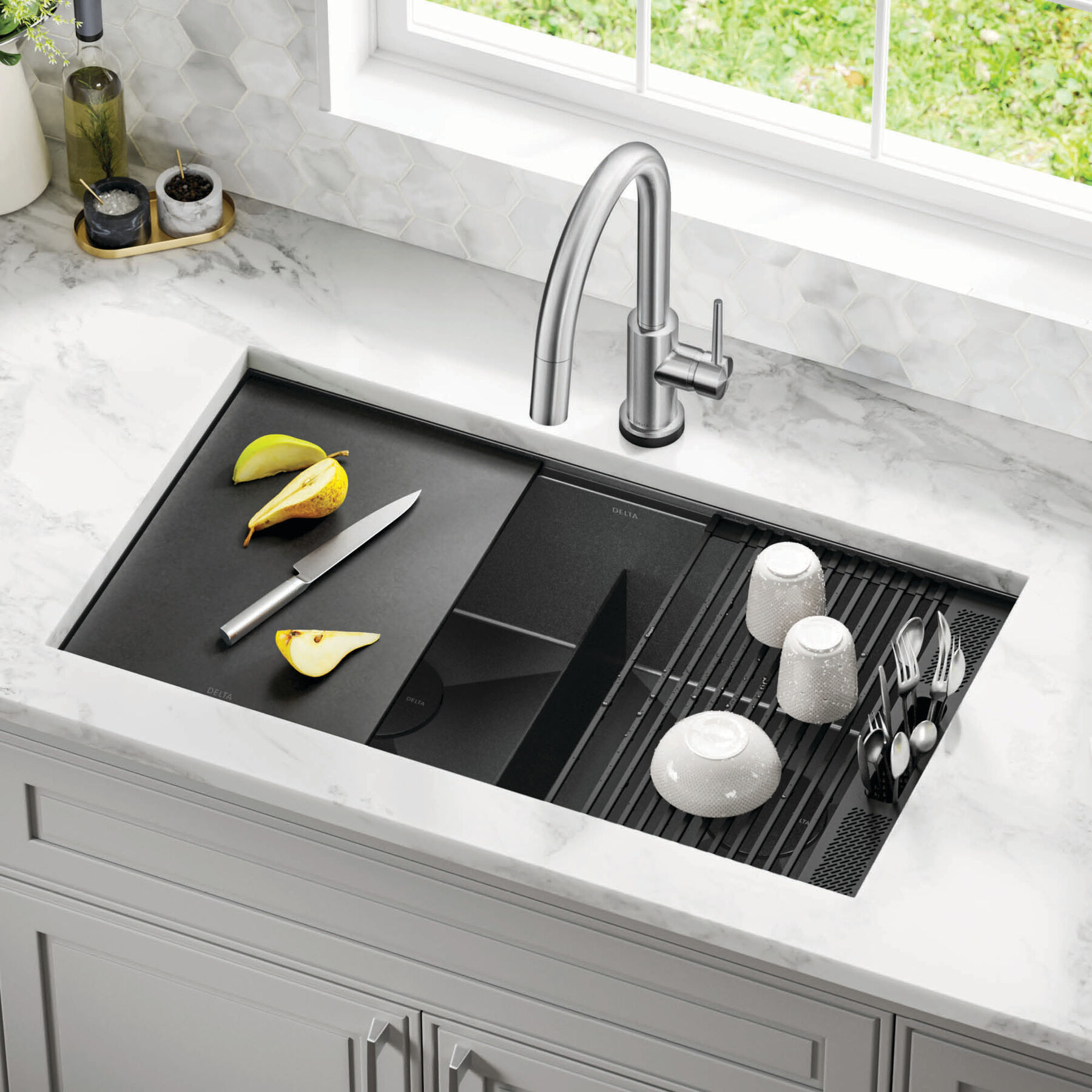 Lavabo de cocina tipo estación de trabajo con dos receptáculos calibre 16 de 33" de montaje bajo encimera, con reborde WorkFlow™ y accesorios, imagen 14